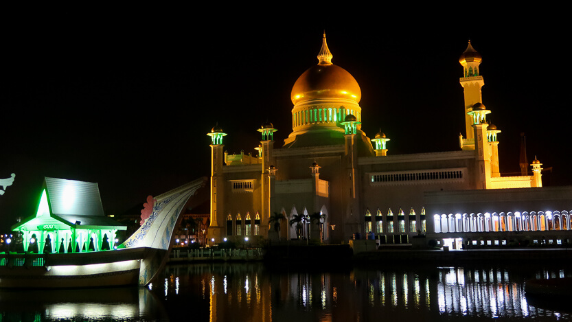 Omar Ali Saiffuddien Mosque (night)